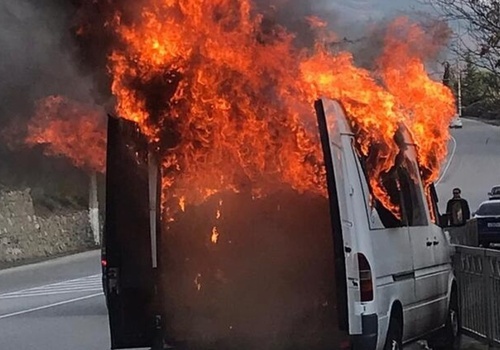Скончался водитель, устроивший поджог в микроавтобусе в Ялте