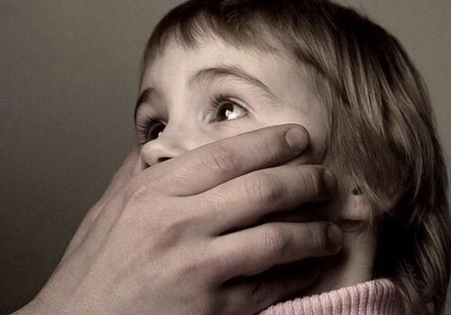 Бывший сотрудник МФЦ из Крыма выложил в интернет видео насилия над ребенком