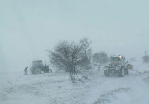 Спасатели вытащили в Крыму из снежных переметов два десятка автомобилей