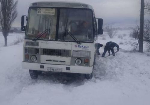 Рейсовый автобус с пассажирами застрял в снежном перемёте в Феодосии ФОТО