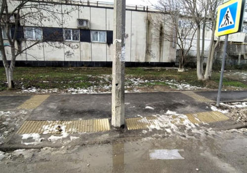 Оригинальный ремонт 6-й Бастионной в Севастополе: столбы на переходах для незрячих ФОТО