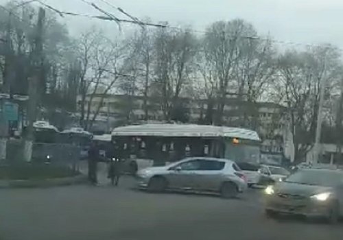 В центре Симферополя из-за ДТП с троллейбусом образовался затор ФОТО