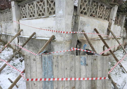 Падающий бетонный забор детского сада на Северной подперли деревянными брусьями ФОТО