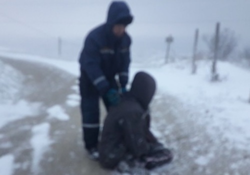 В Феодосии пострадавший чуть не замерз в километре от застрявшей скорой