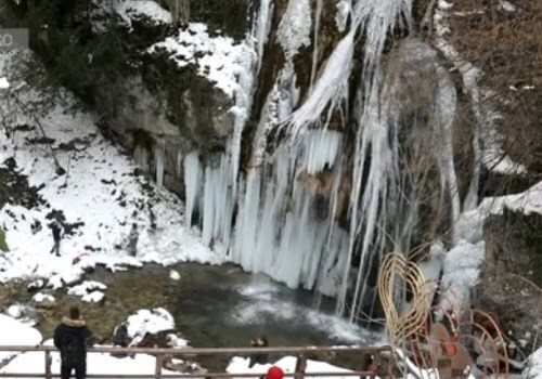 Сковало льдом самый полноводный водопад Крыма Джур-Джур ВИДЕО