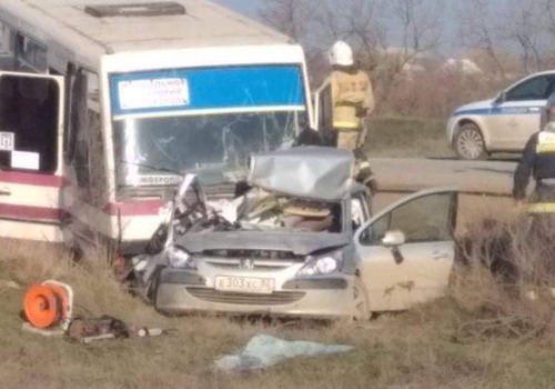"КамАЗ" протаранил легковушку и рейсовый автобус в Крыму : есть жертвы