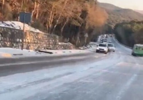 Трасса Ялта – Севастополь покрылась коркой льда