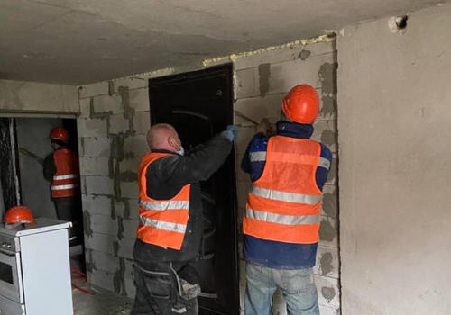 Неизвестные ворвались в многоквартирный дом в Севастополе и сняли шесть дверей в подвале