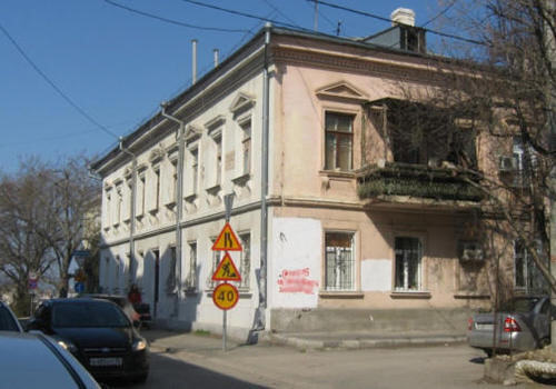 Вандалы изрисовали дом-памятник в центре Севастополя