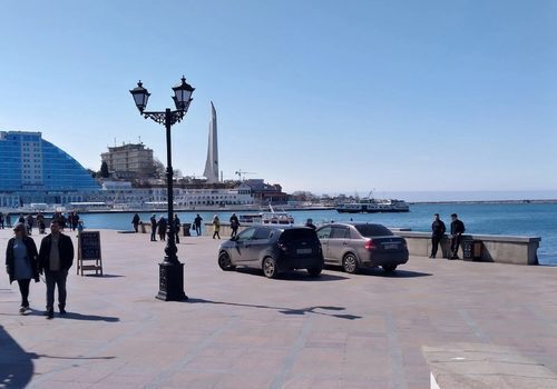 Севастопольцы в недоумении: на набережной Приморского бульвара паркуют машины