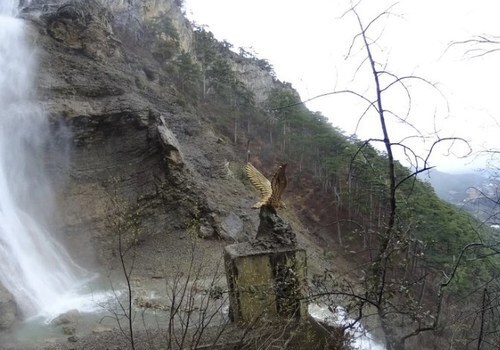 «Водопад Учан-Су бушует»: В Крыму 8 апреля прошел снегопад ВИДЕО