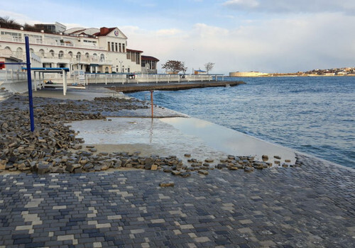 Пляж Хрустальный в Севастополе заливают бетоном