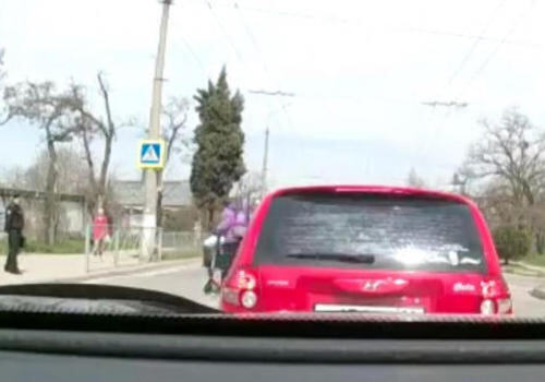 На переходе в Севастополе сбит курьер на электросамокате ВИДЕО (18+)