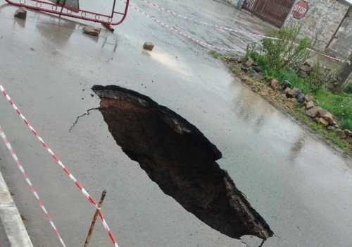 В крымском городе дорога провалилась под землю на 4 метра