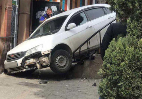 В Крыму припаркованный автомобиль скатился на проходящую девушку
