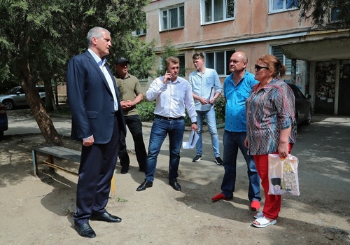 Жители Симферополя рассказали, как решились многолетние проблемы после обхода дворов Сергеем Аксёновым