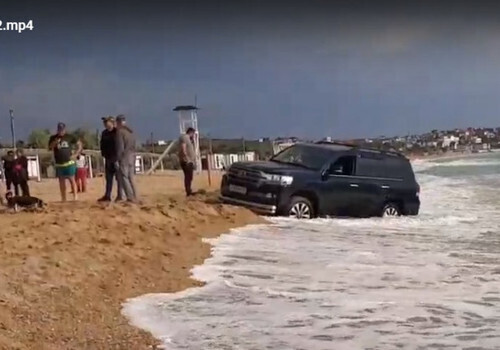Море наказало внедорожник за «покатушки» по севастопольскому пляжу ВИДЕО, ФОТО