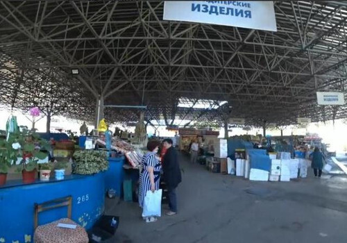 «А ну пошла!»: торговцы выгнали блогерш с рынка в Севастополе