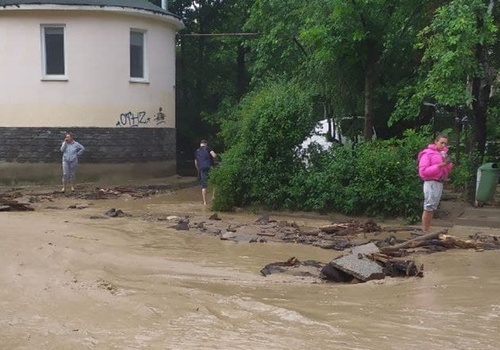 Число травмированных в Ялте после потопа возросло до 40, двое пропали