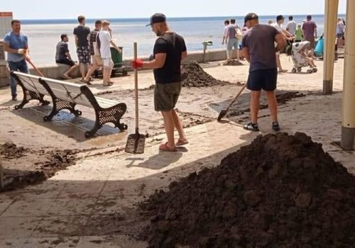 Как крымчане пережили потоп: убирают, возят воду, помогают друг другу ФОТО