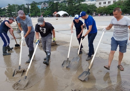 Добровольцы из Судака помогают очистить Ялту от мусора и грязи ФОТО