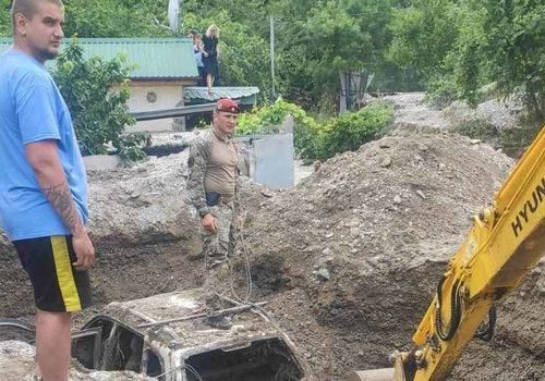В Крыму спасатели выкапывают похороненные наводнением авто - фото