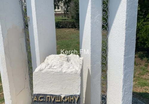 С набережной Керчи демонтировали опошленный памятник Пушкину ВИДЕО