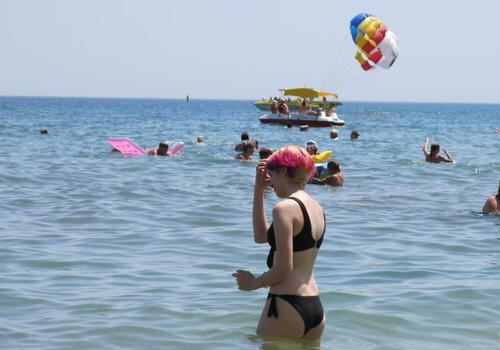 Море Феодосии: кто проверяет качество воды на пляжах города?