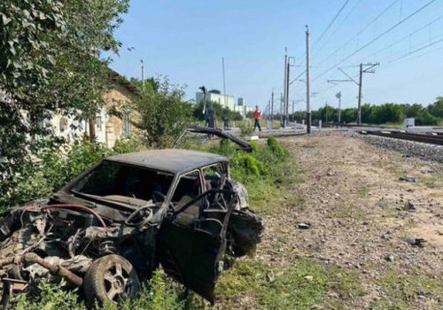 В Крыму поезд снес авто: есть пострадавший - ВИДЕО