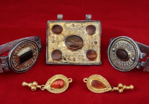 Ученые обнаружили редчайшую коллекцию золотых и серебряных украшений III века в Крыму