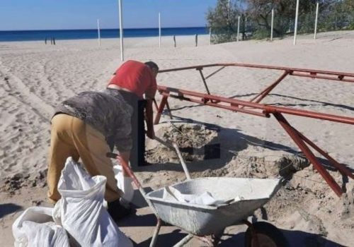 В Крыму местные жители в мешках выносят с пляжа песок для своего строительства ФОТО