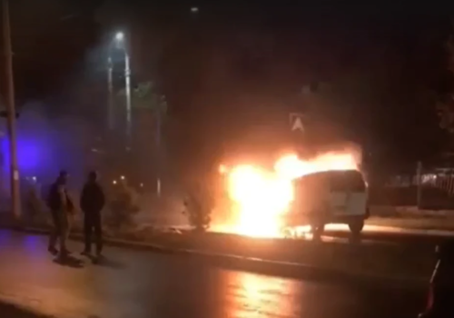 Ночью в Симферополе на дороге загорелся автомобиль ВИДЕО