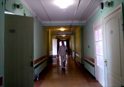 В больнице Симферополя на спящего пациента обвалился потолок ФОТО