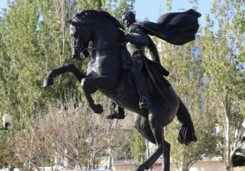 Памятник генералу Котляревскому в Феодосии вновь остался без сабли  