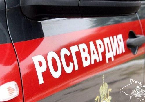 В Севастополе мужчина угрожал посетителям магазина костылем и требовал купить алкоголь