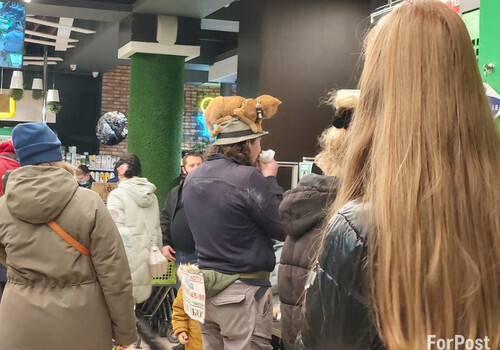 Турист из Новосибирска гуляет по Крыму с котом на шляпе