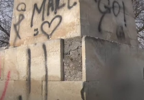 Вандалы изуродовали экстремистскими надписями памятник в Севастополе