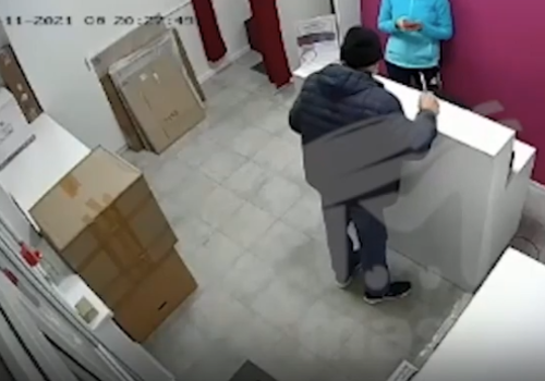 В Севастополе пьяный мужчина напал с ножом на продавца Wildberries ВИДЕО