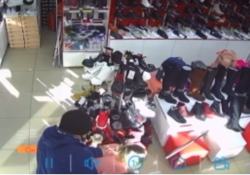 Мужчина напал с дубинкой на продавщицу обувного магазина в Севастополе ВИДЕО