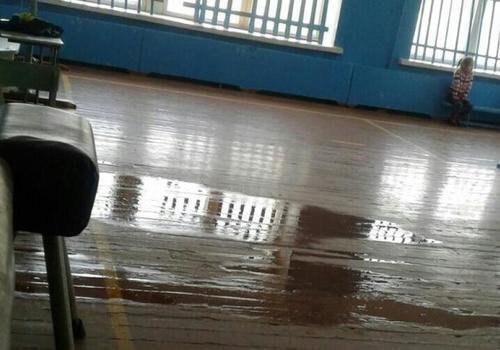 В сельской школе Крыма спортзал пришел в негодность через год после ремонта