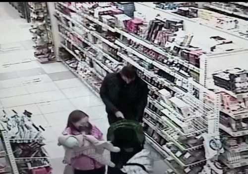 В Севастополе семейная пара промышляла кражами с помощью детской коляски