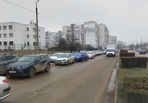 Жители Евпатории перед одной из школ вынуждены парковаться в два ряда - ФОТО