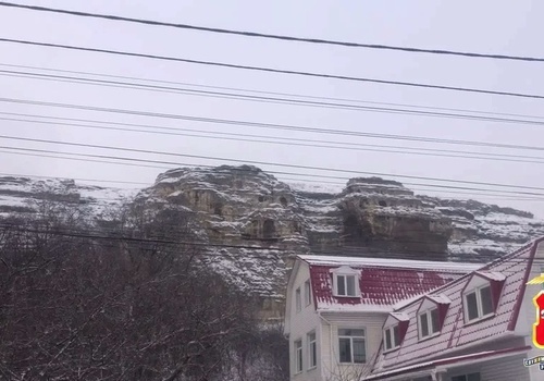 Полицейские спасли девушку, которая хотела спрыгнуть со скалы в Симферополе ВИДЕО