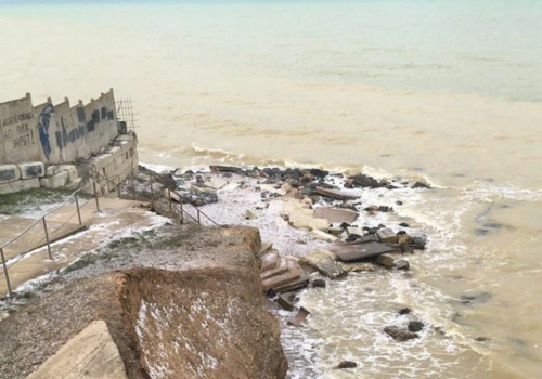 Шторм в Крыму разрушает пляжи Николаевки