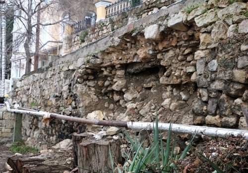 В Ялте до конца года отремонтируют подпорные стены и уличные лестницы