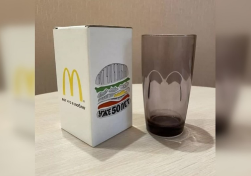 Бейдж за два миллиона и стакан за 75 тысяч рублей: крымчане продают вещи из «Макдоналдса» 