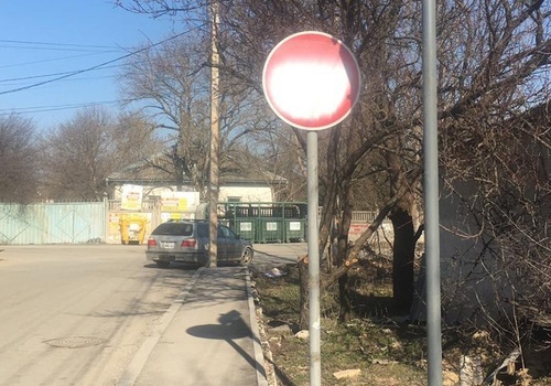 Крымчанин закрасил знаки запрета на въезд из-за возросшего трафика у его дома