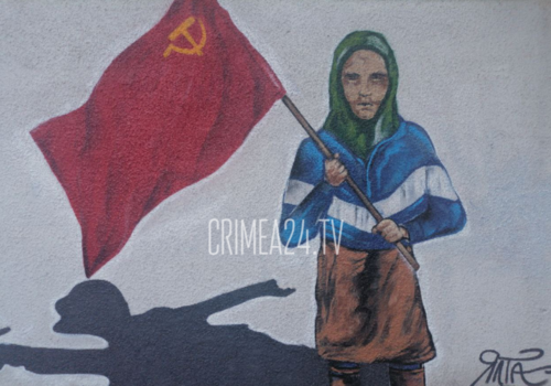 На стене ялтинского кинотеатра «Спартак» появилось граффити бабушки со знаменем Победы
