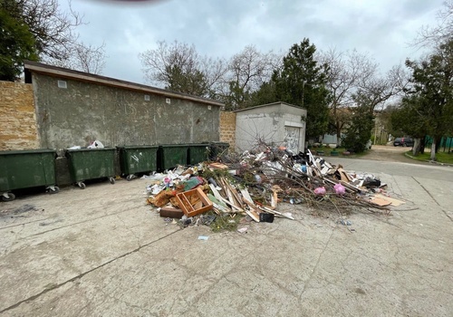 В центре Евпатории куча мусора разлетается по окрестностям - соцсети 