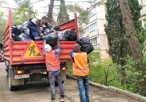 Дополнительный «десант» в 40 человек помогает очищать Ялту от мусора